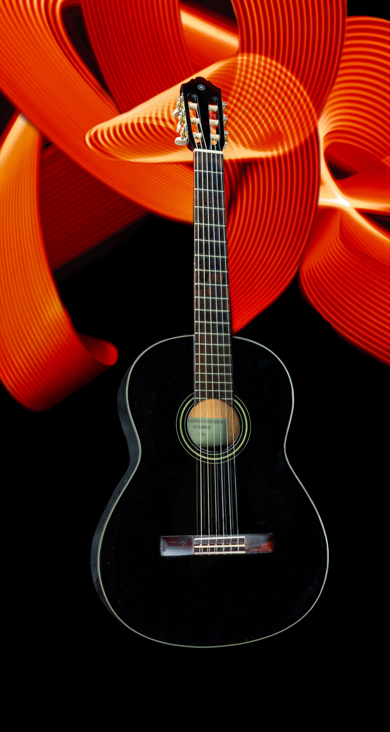 photo-studio-avec-lightpainting-rouge-guitare-classique-yamaha-c40-noir-brillant