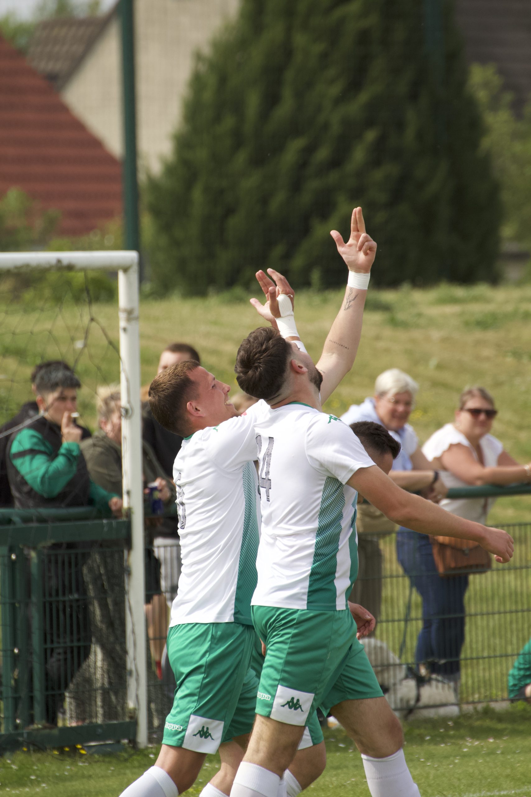 photo-joueur-de-foot-de-l-us-lestrem-celebrant-un-but