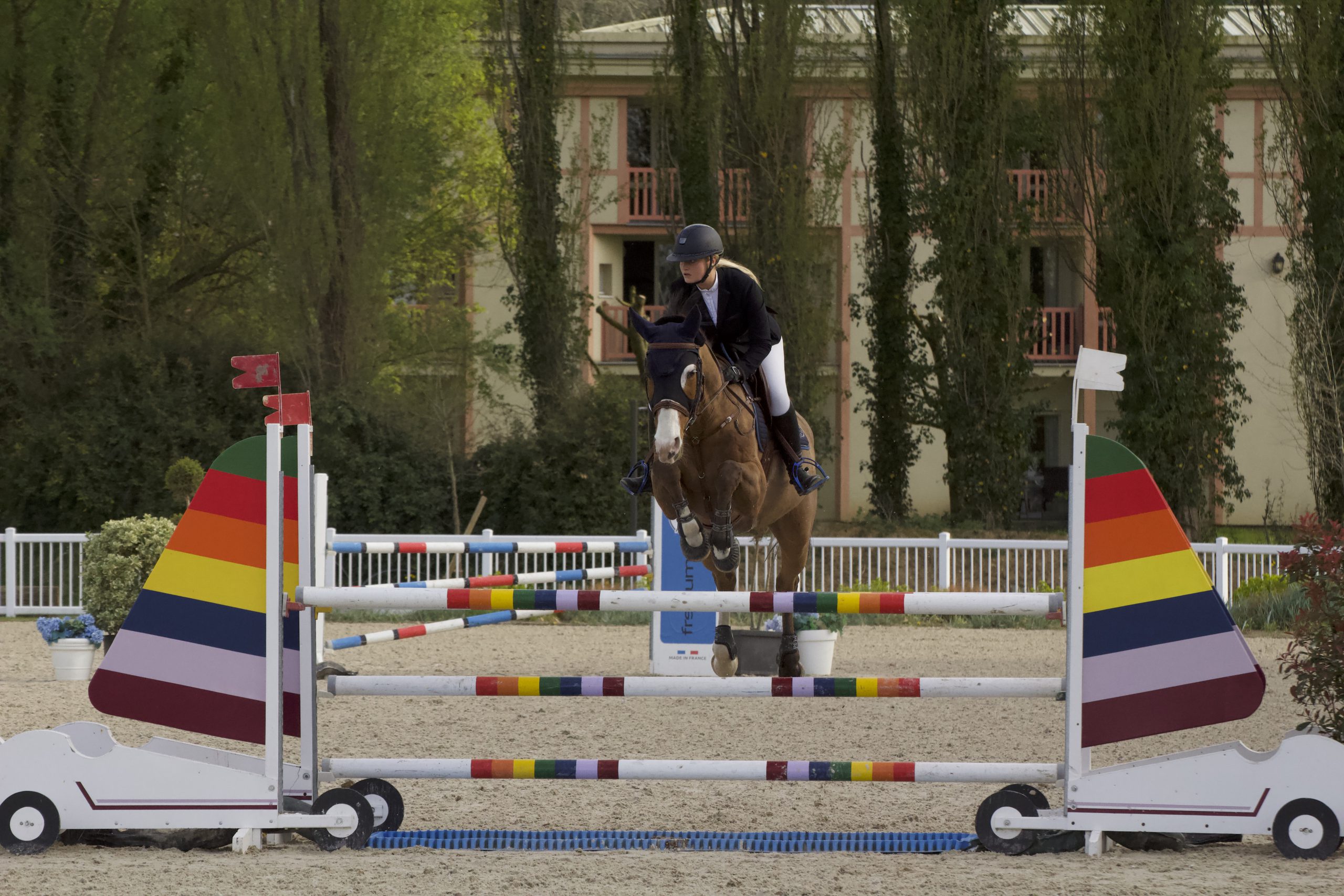 photo-saut-d-obstacle-d-un-cheval-marron-et-sa-cavaliere