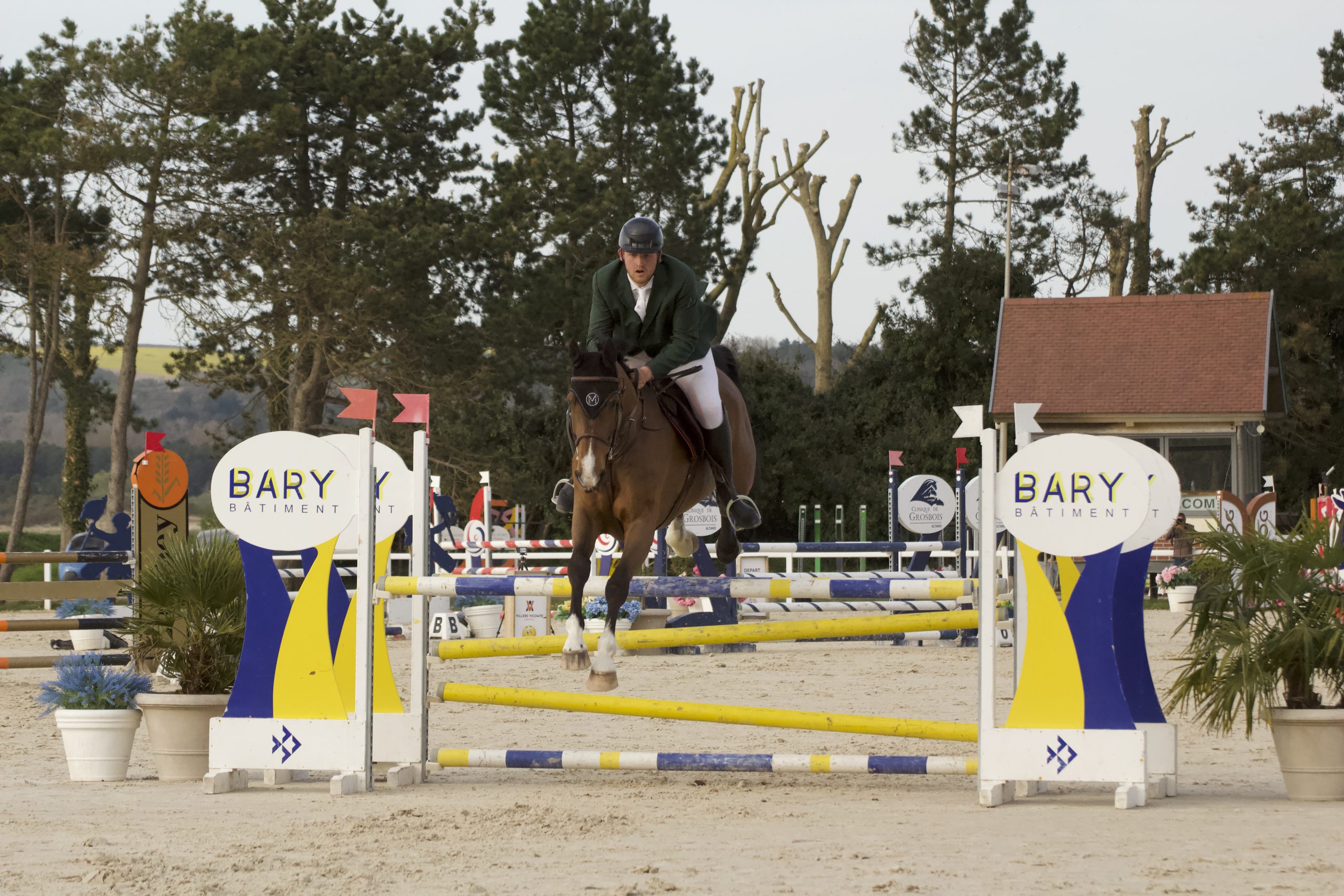 photo-saut-d-obstacle-d-un-cheval-marron-et-son-cavalier